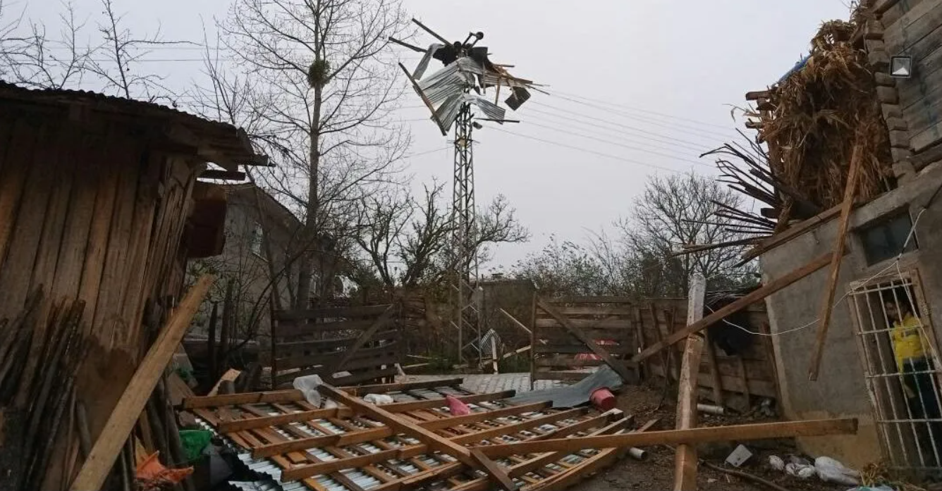 Fırtına, kar, sağanak... Deniz taştı, ev ve işyerlerini su bastı, çatılar uçtu