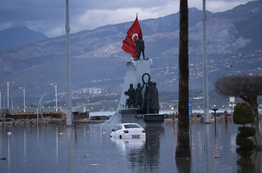 Fırtına, kar, sağanak... Deniz taştı, ev ve işyerlerini su bastı, çatılar uçtu