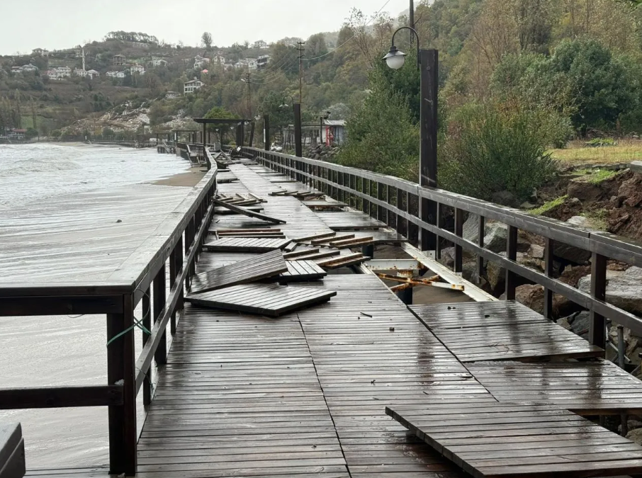 Fırtına, kar, sağanak... Deniz taştı, ev ve işyerlerini su bastı, çatılar uçtu