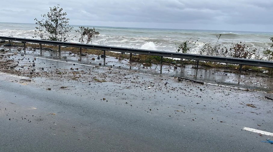 Fırtına, kar, sağanak... Deniz taştı, ev ve işyerlerini su bastı, çatılar uçtu