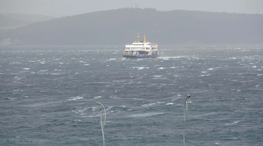 Fırtına, kar, sağanak... Deniz taştı, ev ve işyerlerini su bastı, çatılar uçtu