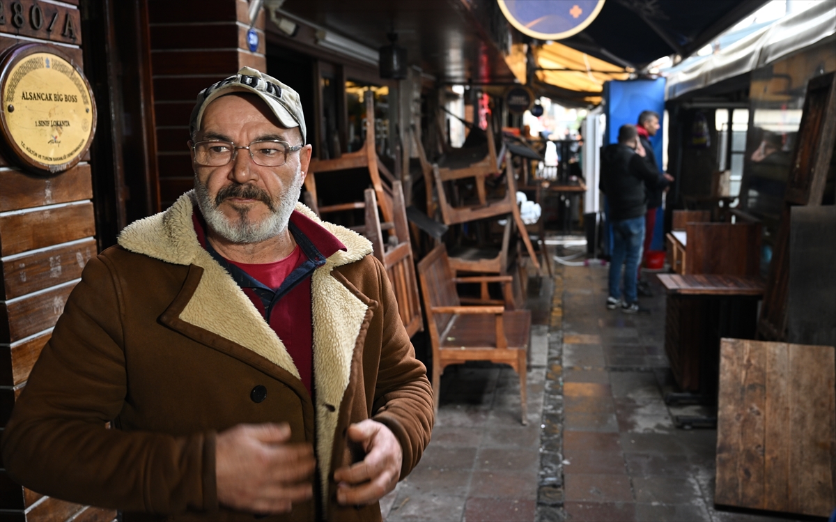 İzmir'de denizin taşması sonucu su basan iş yerlerinde tahliye çalışmaları sürüyor