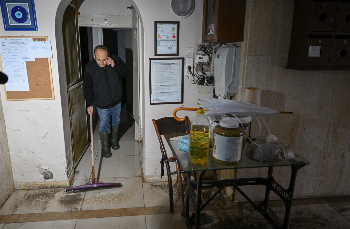 İzmir'de denizin taşması sonucu su basan iş yerlerinde tahliye çalışmaları sürüyor