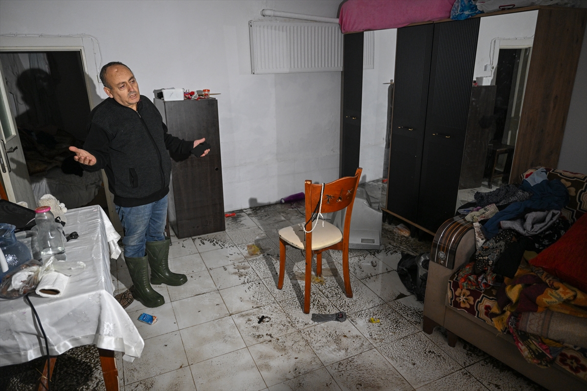 İzmir'de denizin taşması sonucu su basan iş yerlerinde tahliye çalışmaları sürüyor