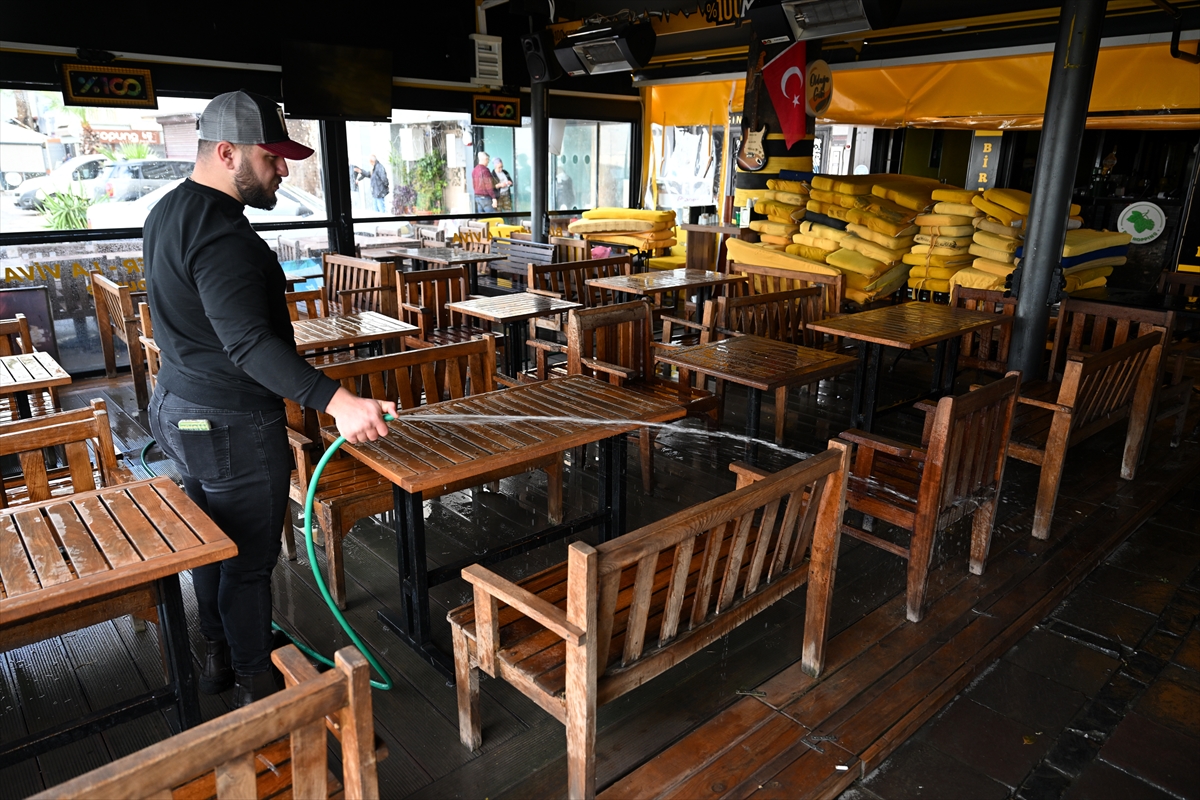 İzmir'de denizin taşması sonucu su basan iş yerlerinde tahliye çalışmaları sürüyor