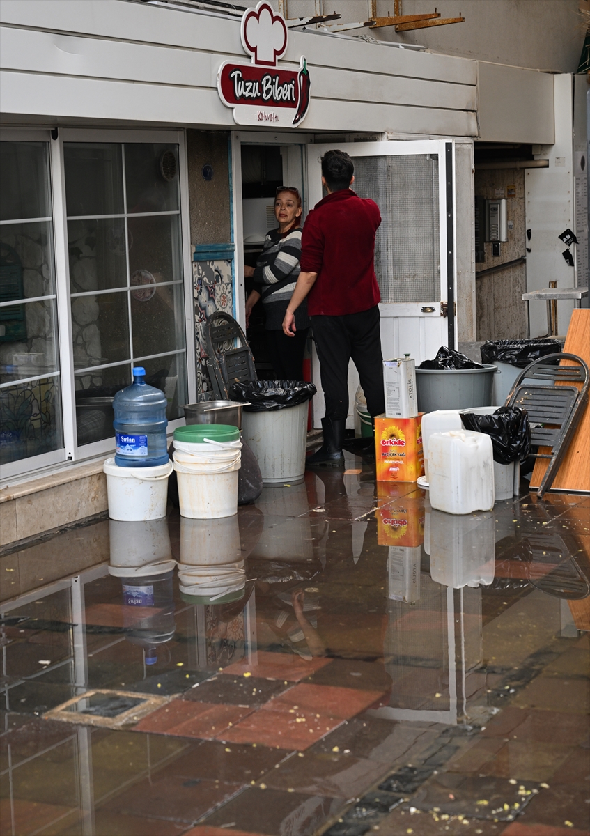 İzmir'de denizin taşması sonucu su basan iş yerlerinde tahliye çalışmaları sürüyor