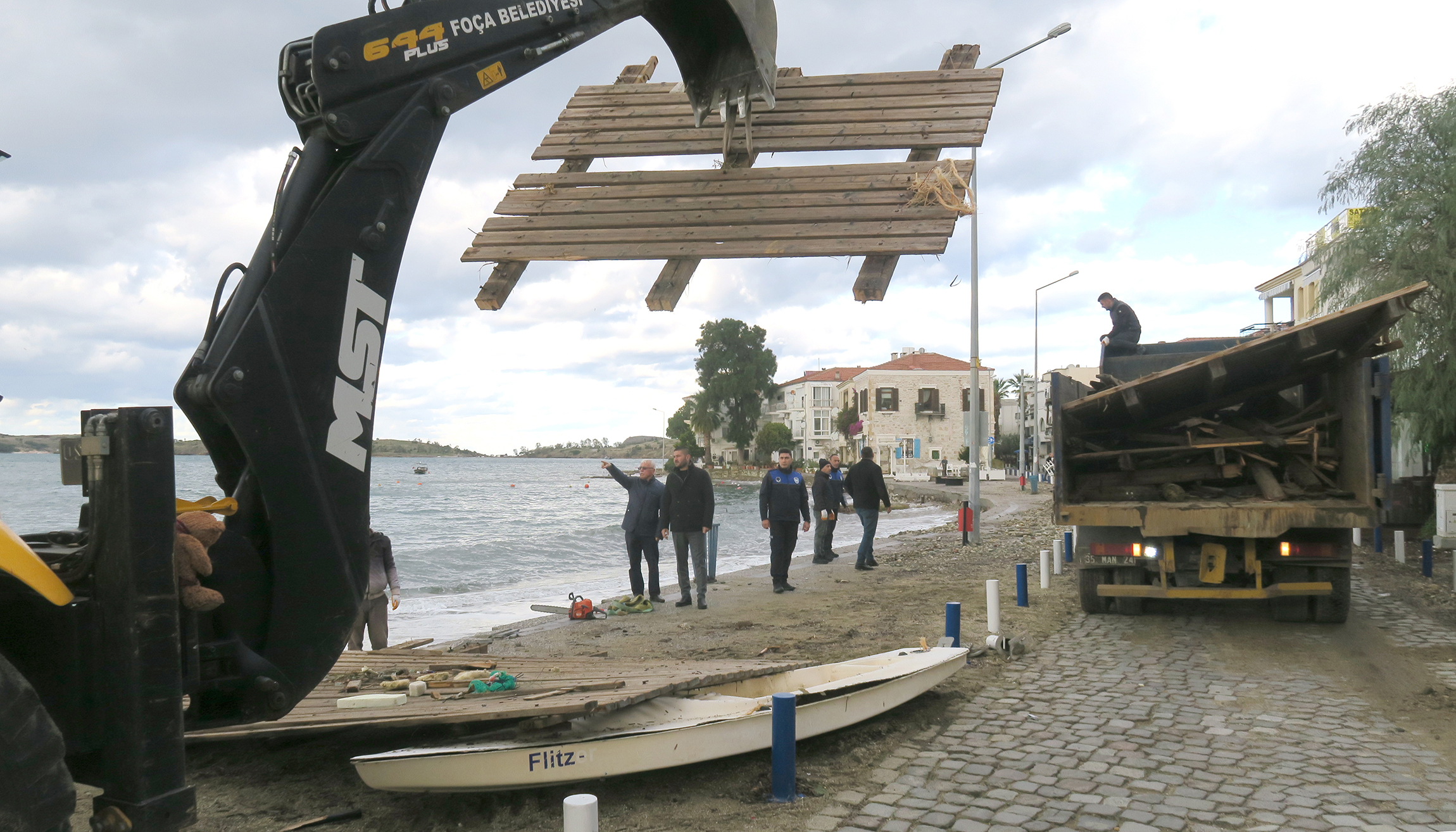 Foça'da Fırtına İzleri Siliniyor