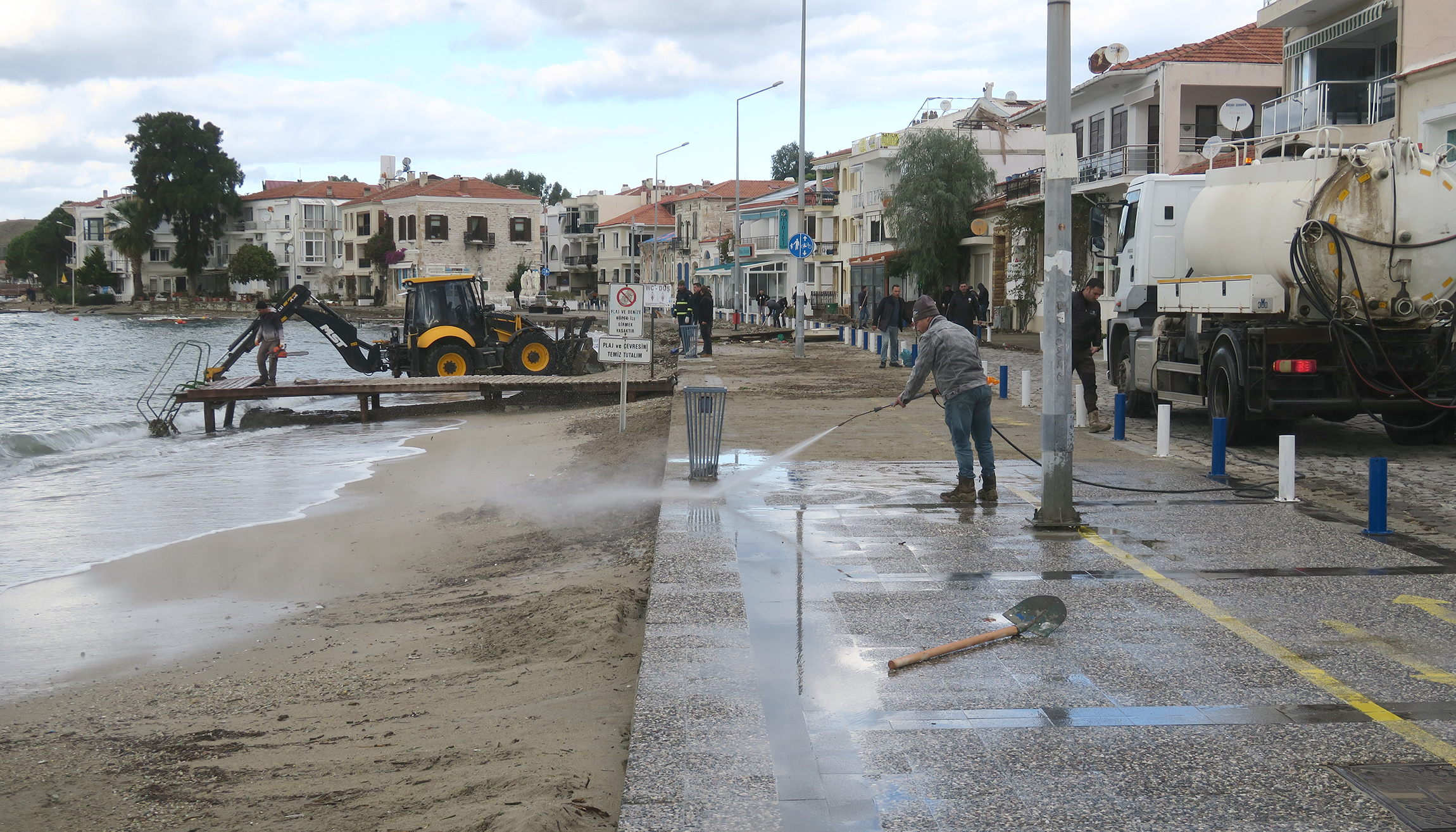 Foça'da Fırtına İzleri Siliniyor