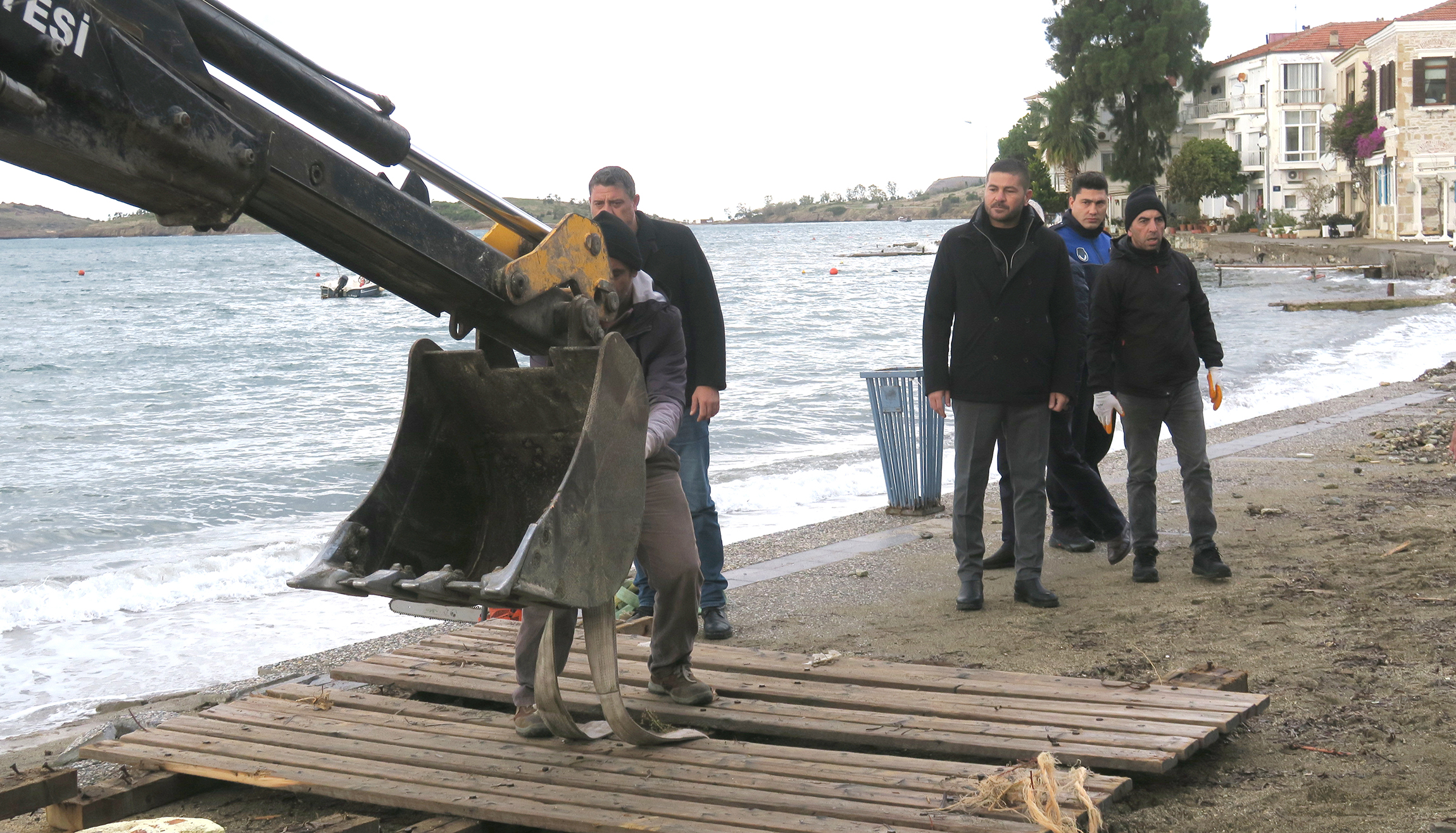 Foça'da Fırtına İzleri Siliniyor