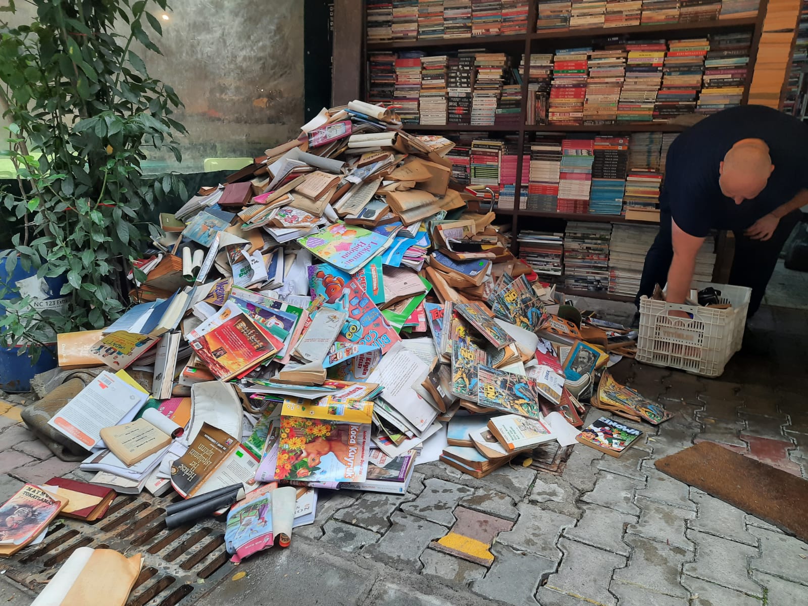 İzmir’de sağanak yağış esnafı perişan etti; “Parasında değilim kitaplarım gitti”
