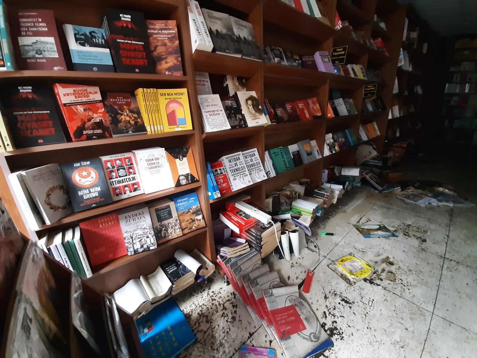 İzmir’de sağanak yağış esnafı perişan etti; “Parasında değilim kitaplarım gitti”