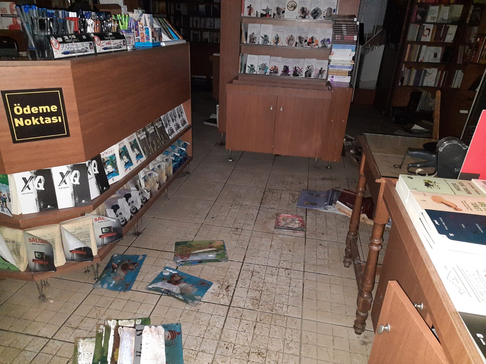 İzmir’de sağanak yağış esnafı perişan etti; “Parasında değilim kitaplarım gitti”