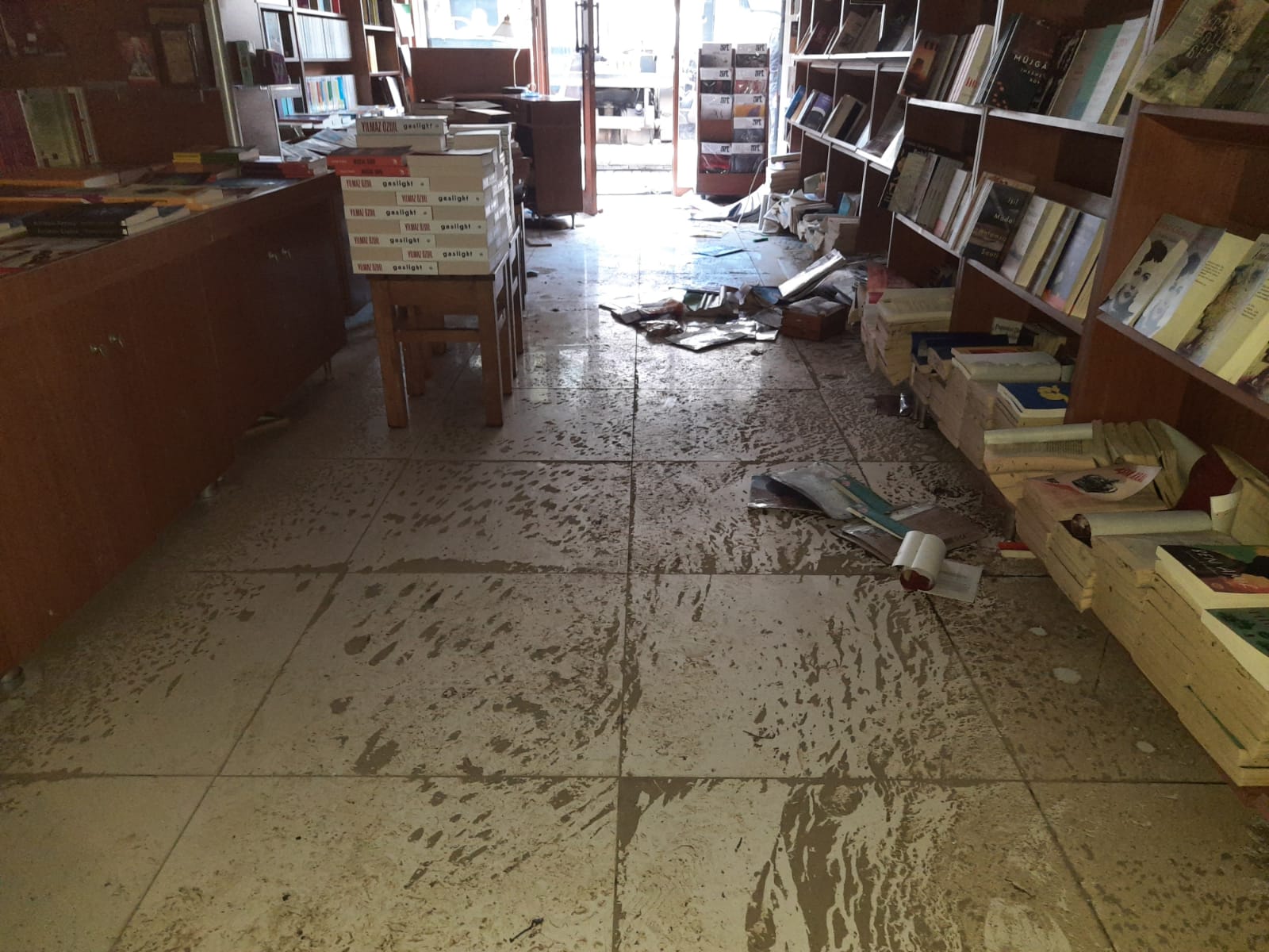 İzmir’de sağanak yağış esnafı perişan etti; “Parasında değilim kitaplarım gitti”