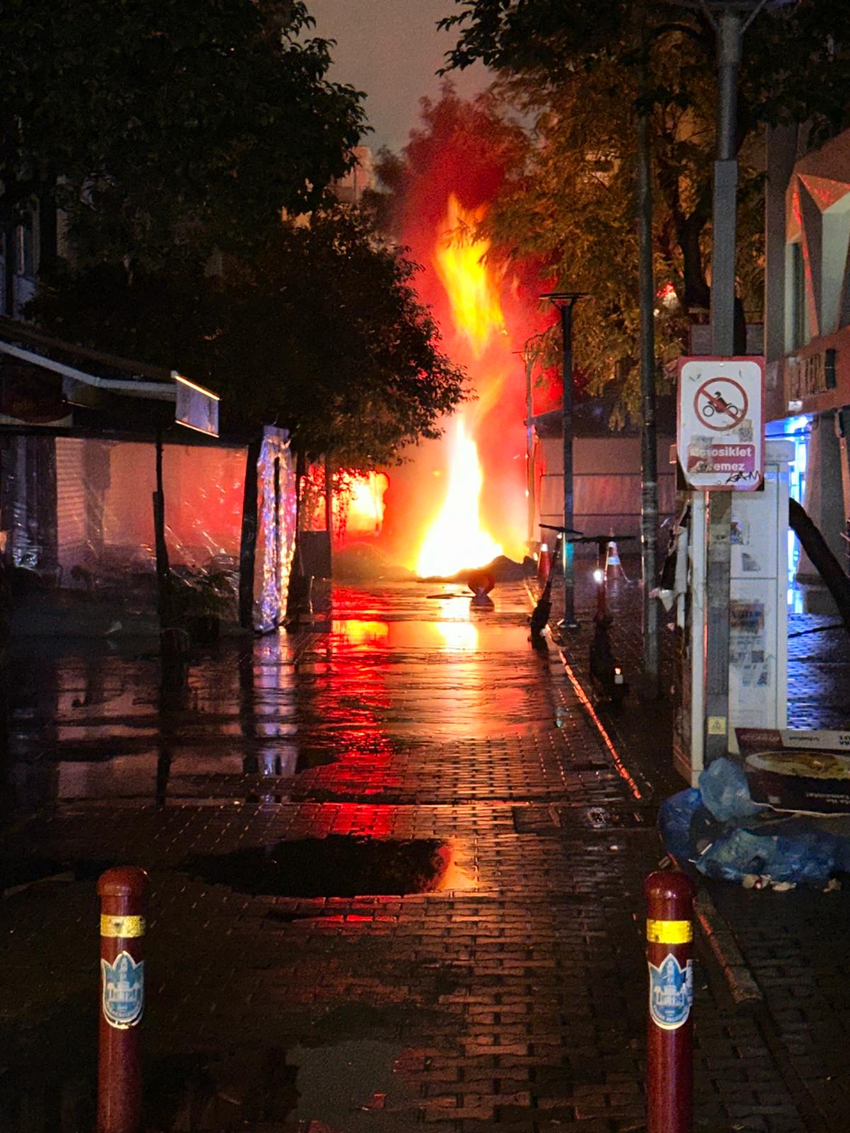 Alsancak'ta Doğalgaz Borusu Patladı... Vatandaş Gediz Elektrik'i suçladı