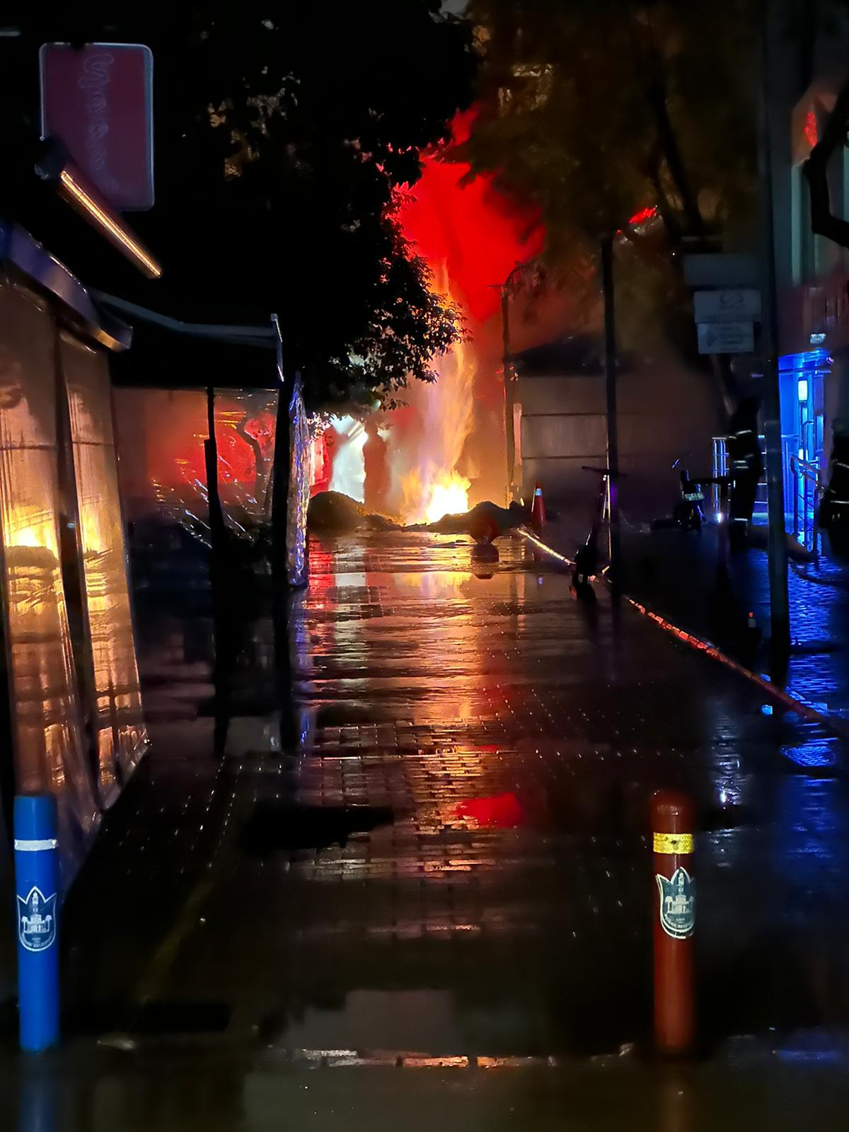 Alsancak'ta Doğalgaz Borusu Patladı... Vatandaş Gediz Elektrik'i suçladı