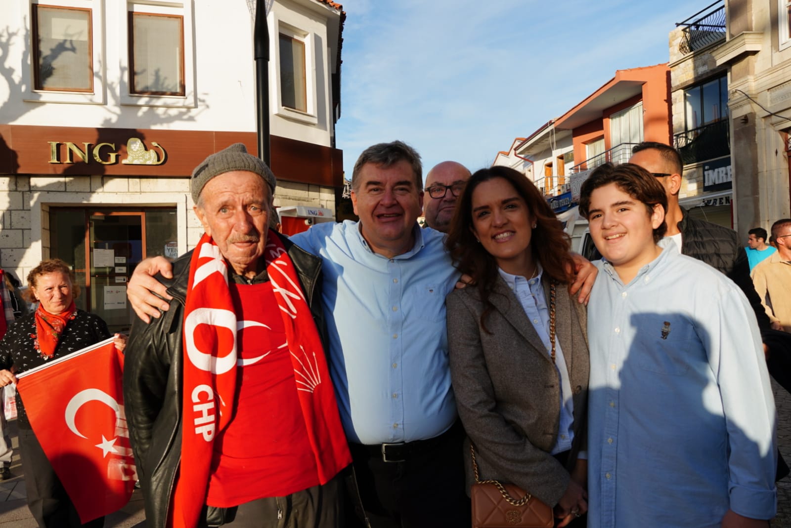 Çeşme’de Başkan Oran’dan miting gibi adaylık açıklaması