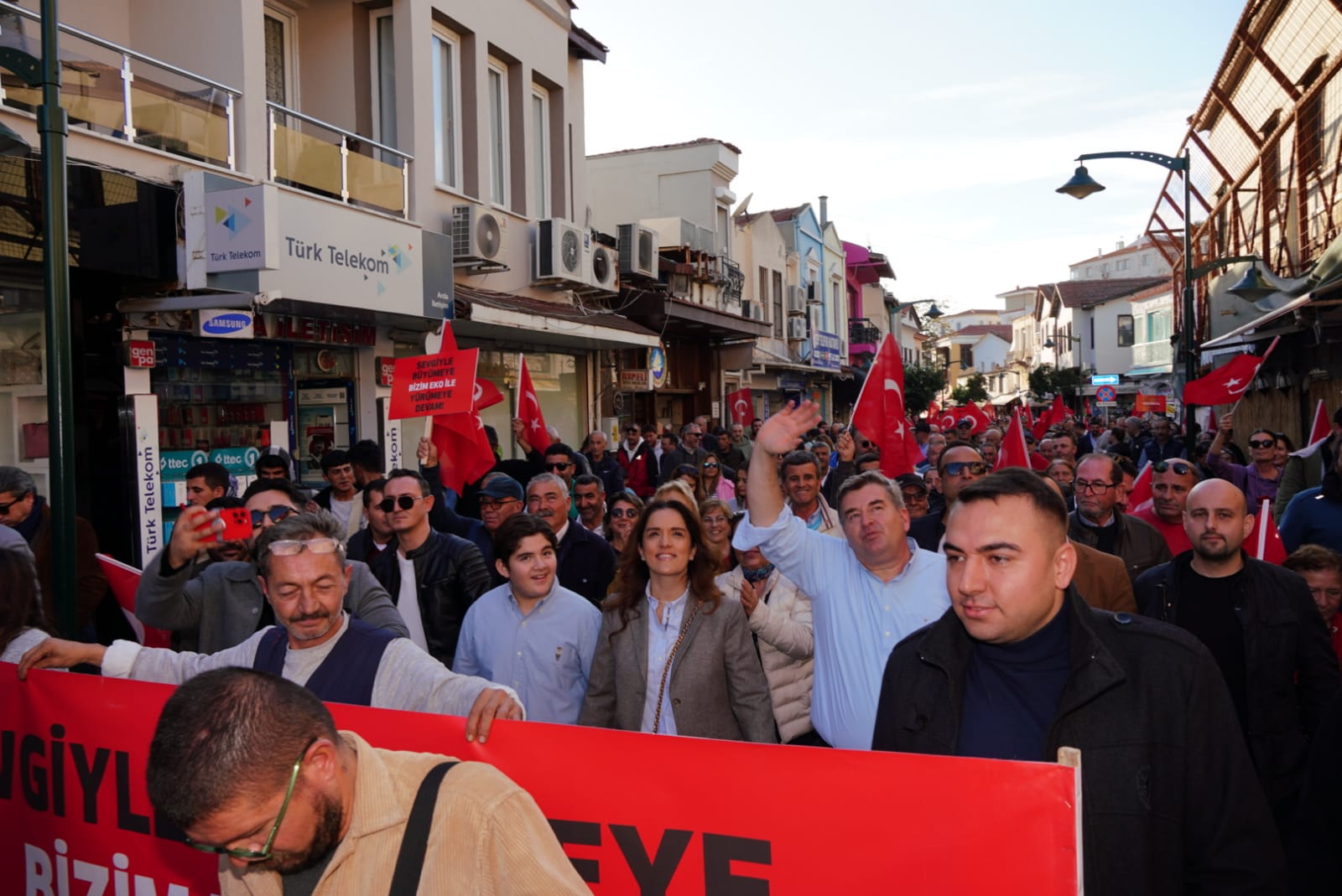 Çeşme’de Başkan Oran’dan miting gibi adaylık açıklaması