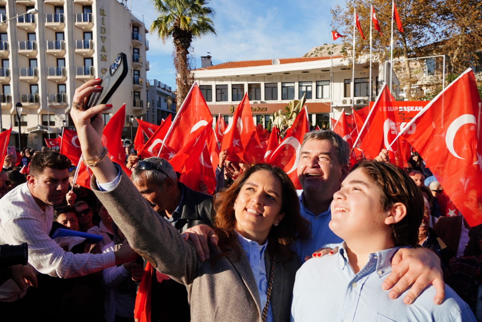 Çeşme’de Başkan Oran’dan miting gibi adaylık açıklaması