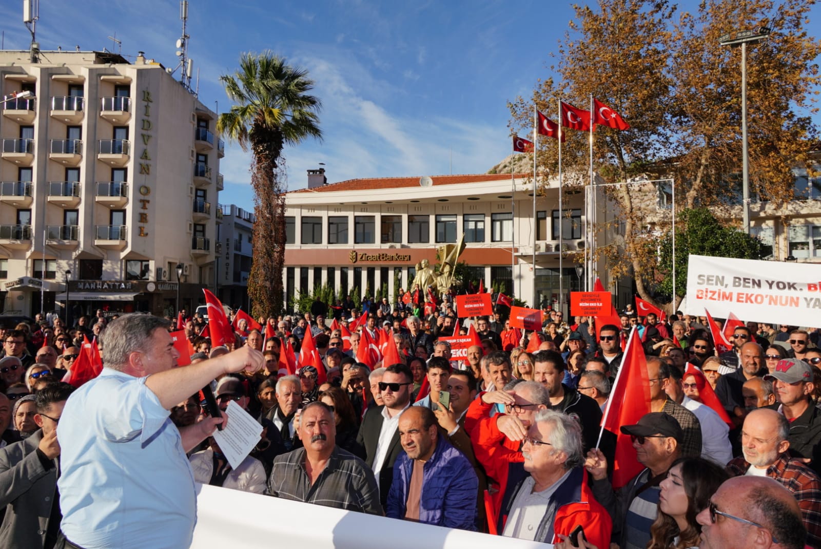 Çeşme’de Başkan Oran’dan miting gibi adaylık açıklaması