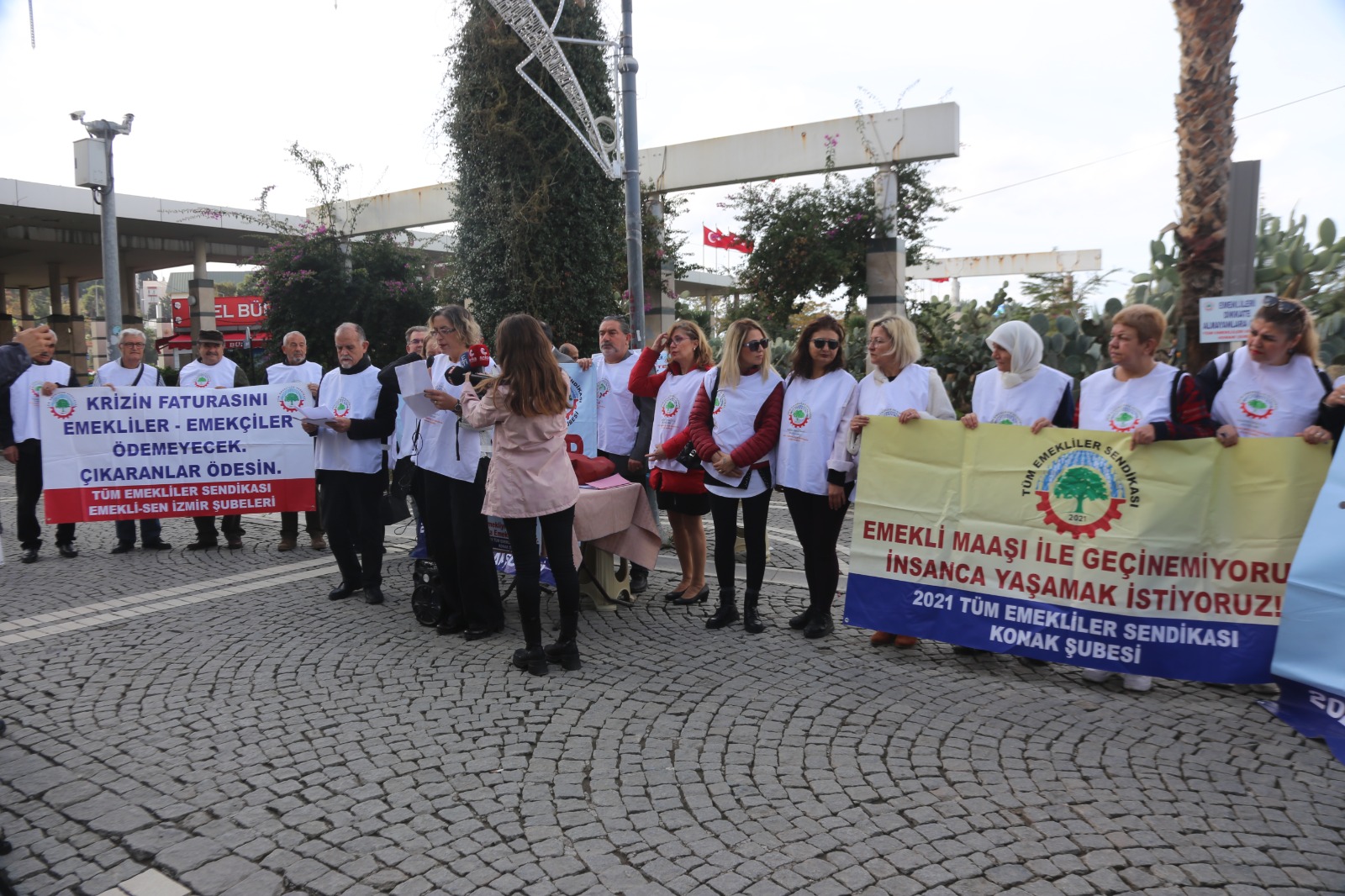 Emekliler İzmir’den seslendi; ‘Yoksullaştırılmak isteniyoruz’