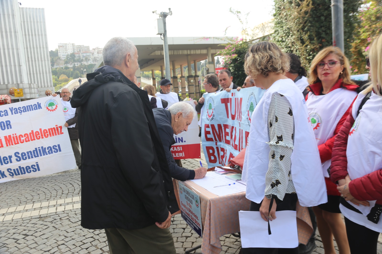 Emekliler İzmir’den seslendi; ‘Yoksullaştırılmak isteniyoruz’