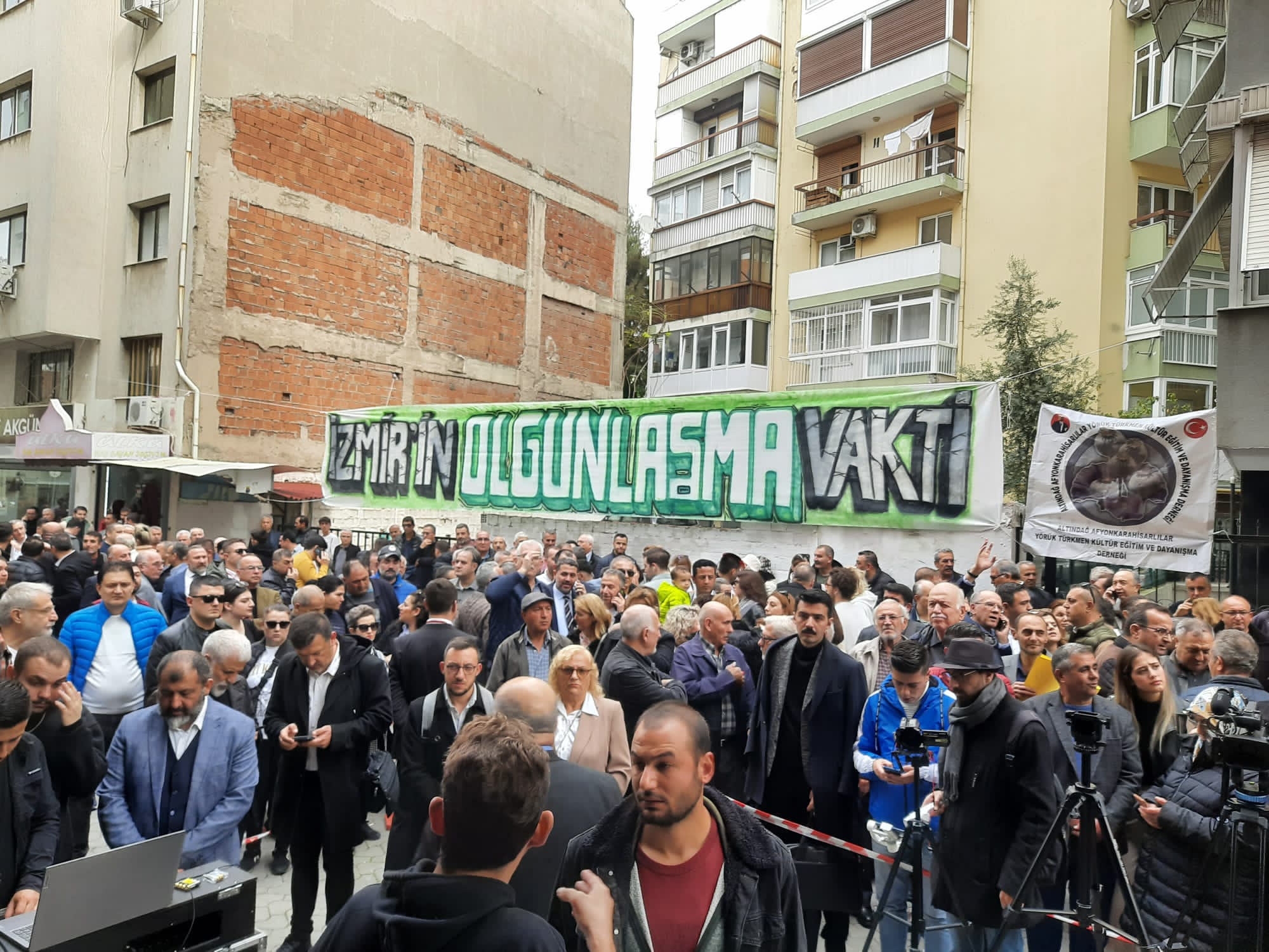 İzmir Büyükşehir Belediyesi için aday olan Olgun Atila; "Gençliğimiz var, her şey güzel olacak"