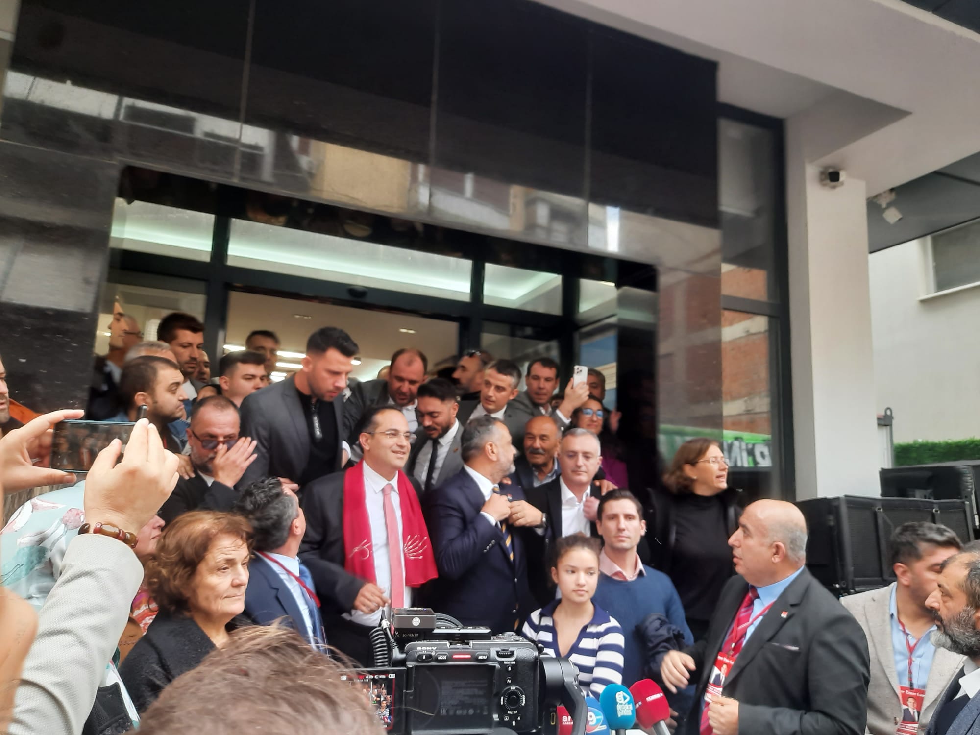İzmir Büyükşehir Belediyesi için aday olan Olgun Atila; "Gençliğimiz var, her şey güzel olacak"
