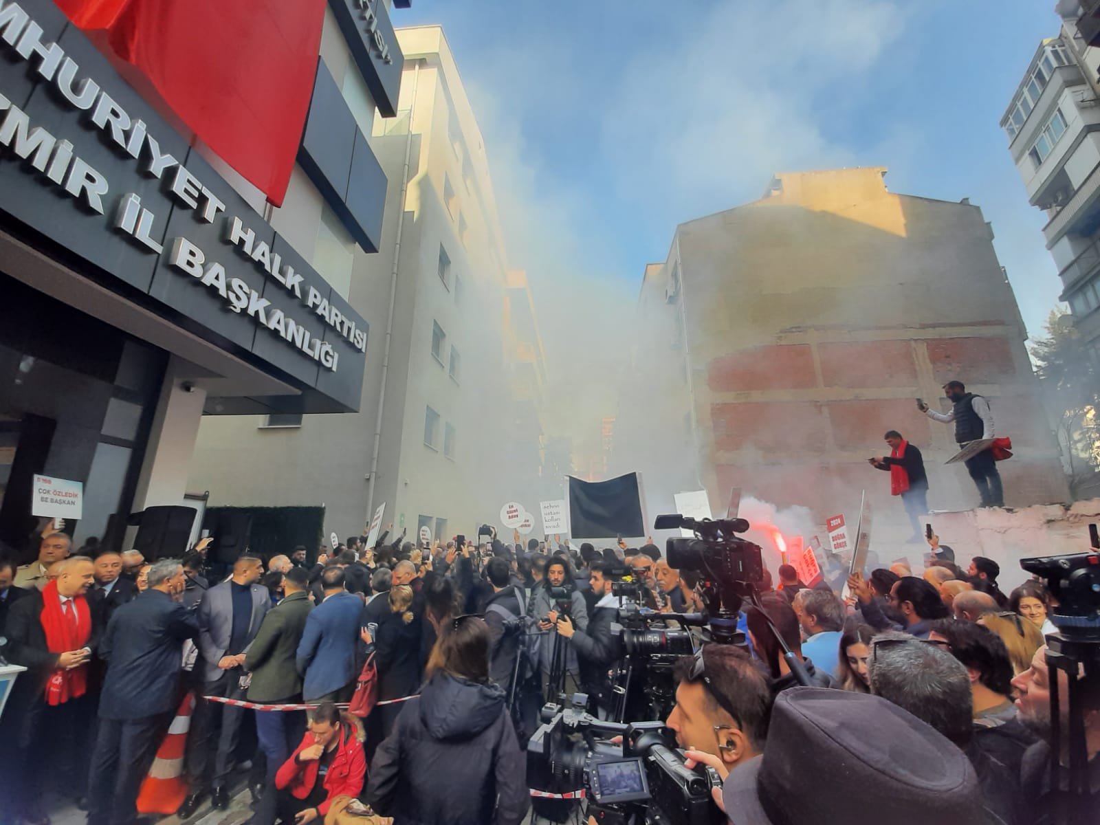 Buğra Gökçe İzmir Büyükşehir için yola çıktı: ‘Kısa çöp uzun çöpten hakkını alacak’