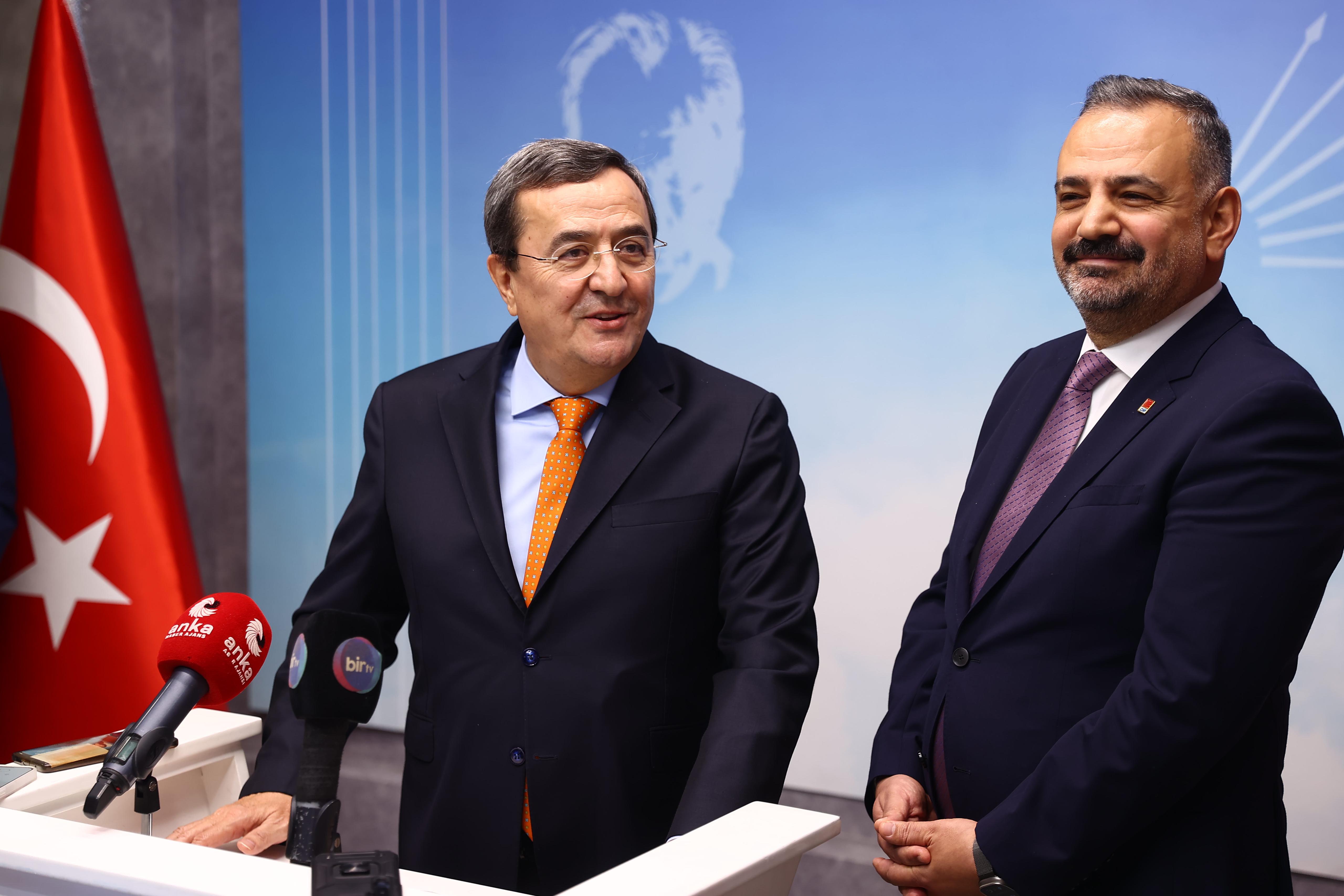 Abdül Batur, İzmir Büyükşehir Belediye Başkanlığı için aday adaylığını açıkladı