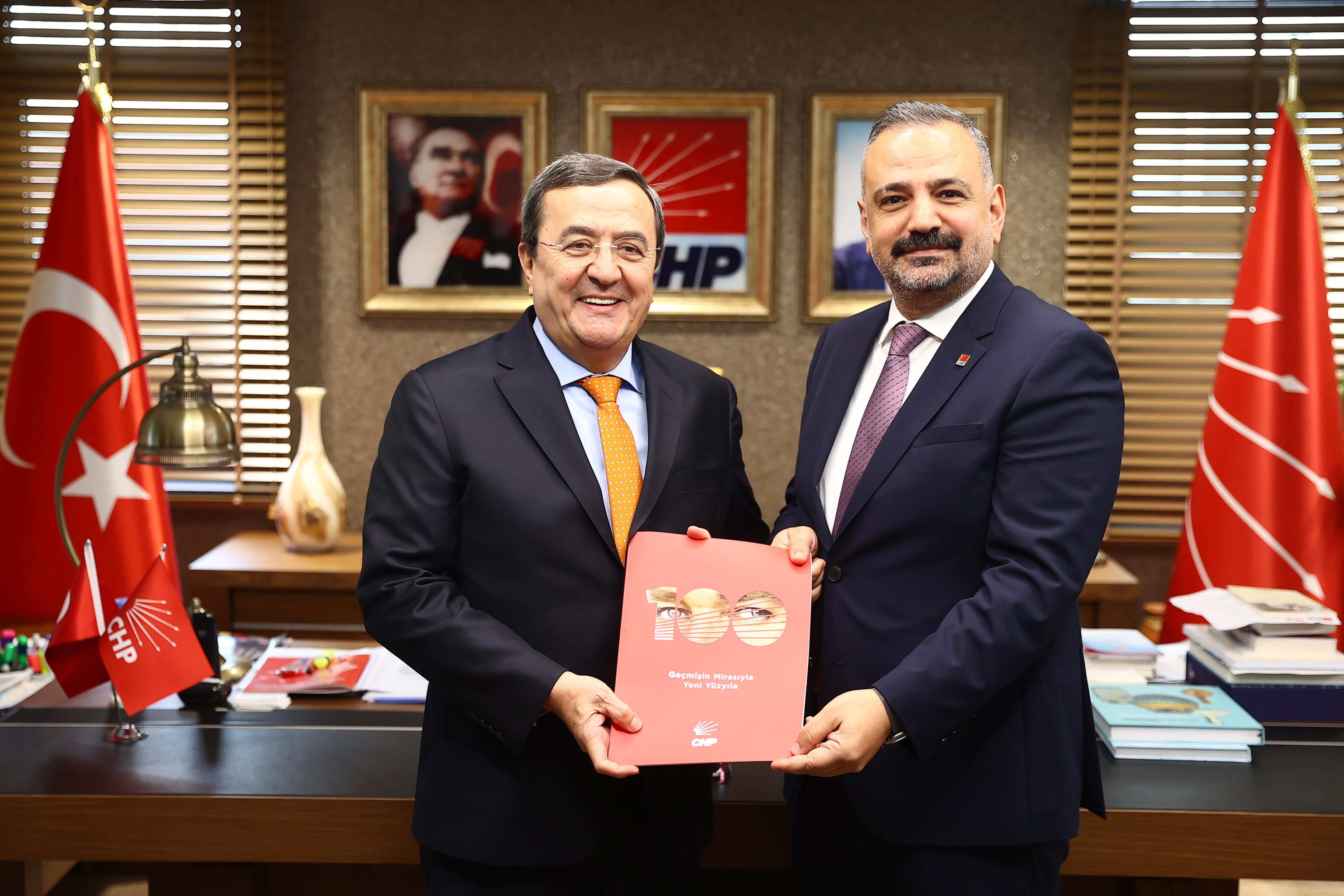 Abdül Batur, İzmir Büyükşehir Belediye Başkanlığı için aday adaylığını açıkladı