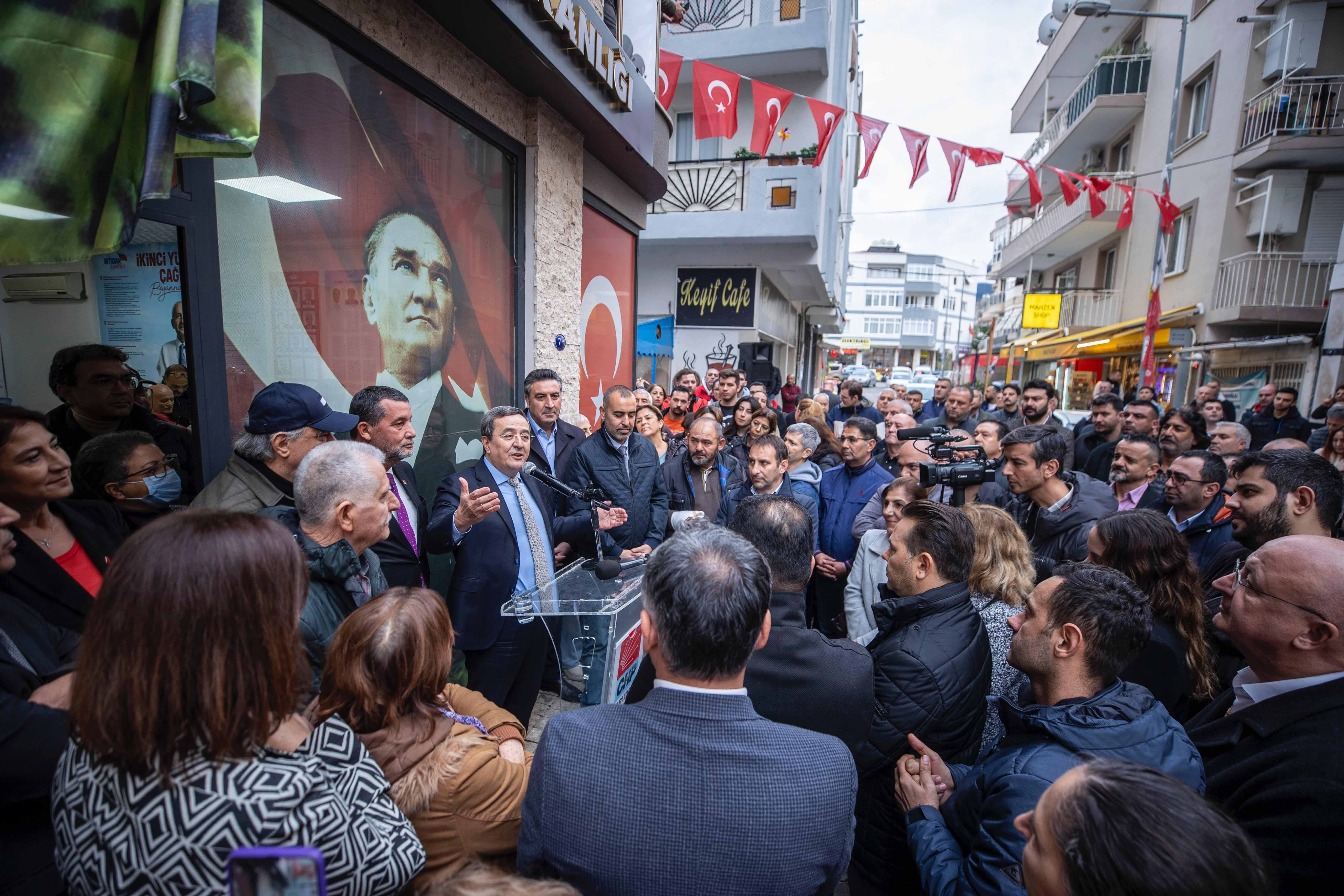 Başkan Batur’a miting gibi karşılama