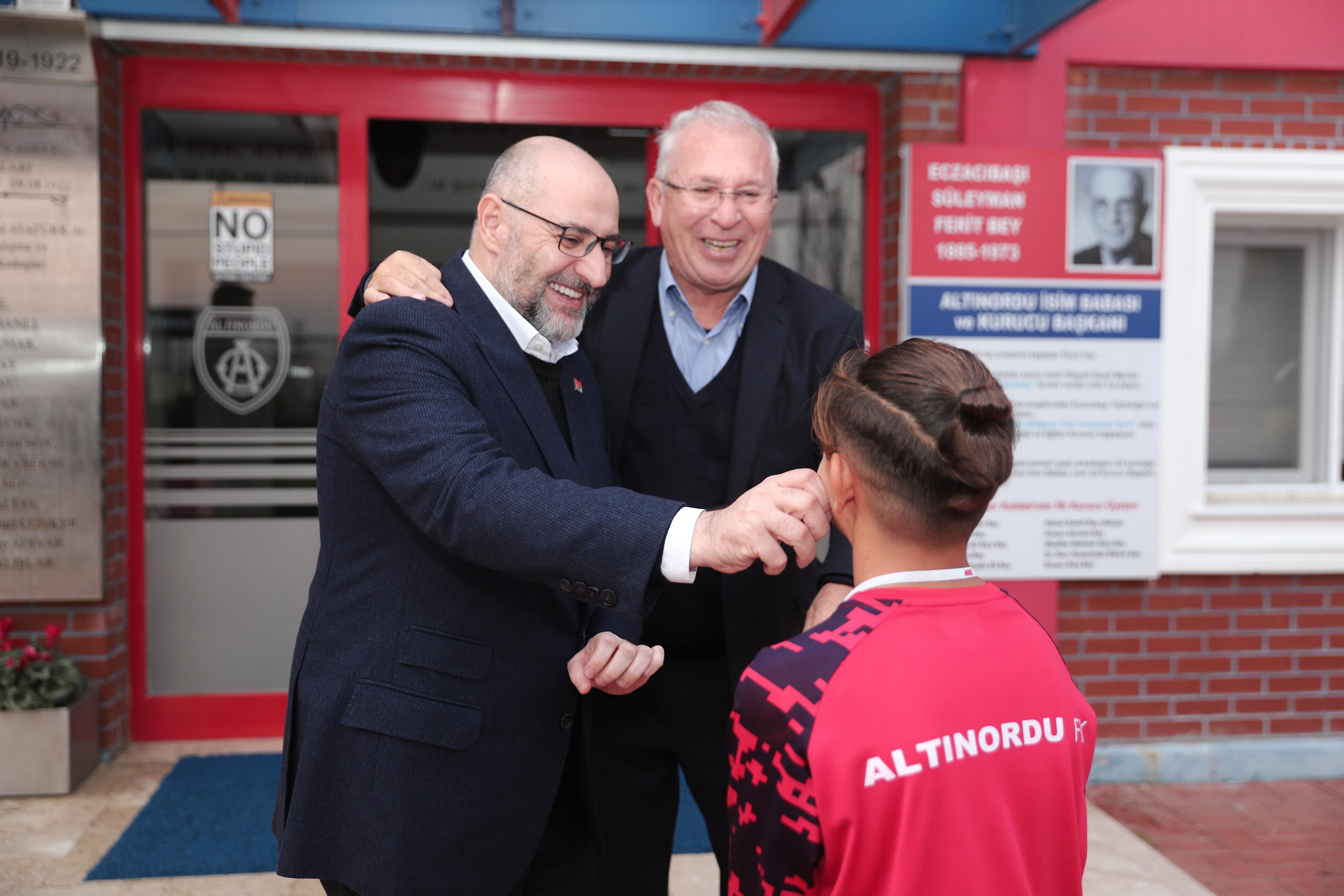 Buğra Gökce İzmir'in köklü spor kulüplerini ziyaret etti