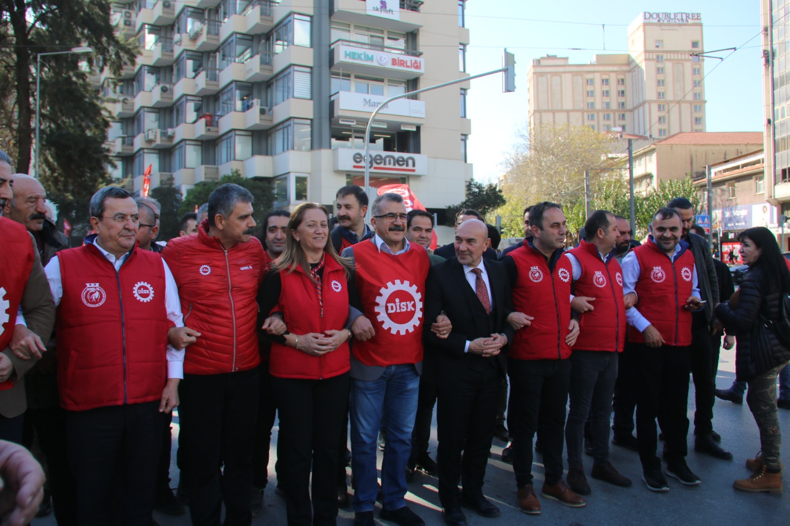 İzmir’de işçiler asgari ücret için sokağa indi