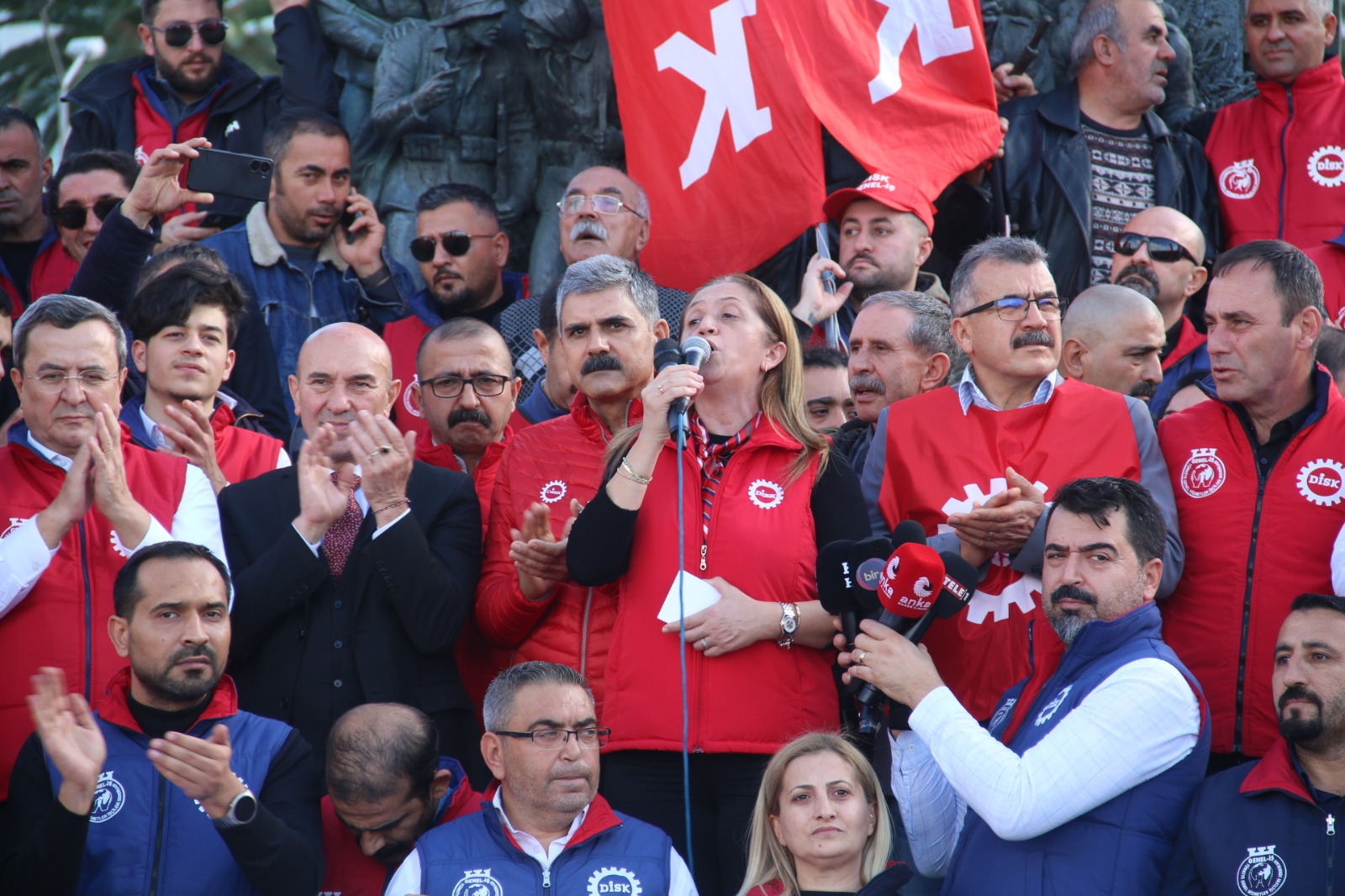 İzmir’de işçiler asgari ücret için sokağa indi