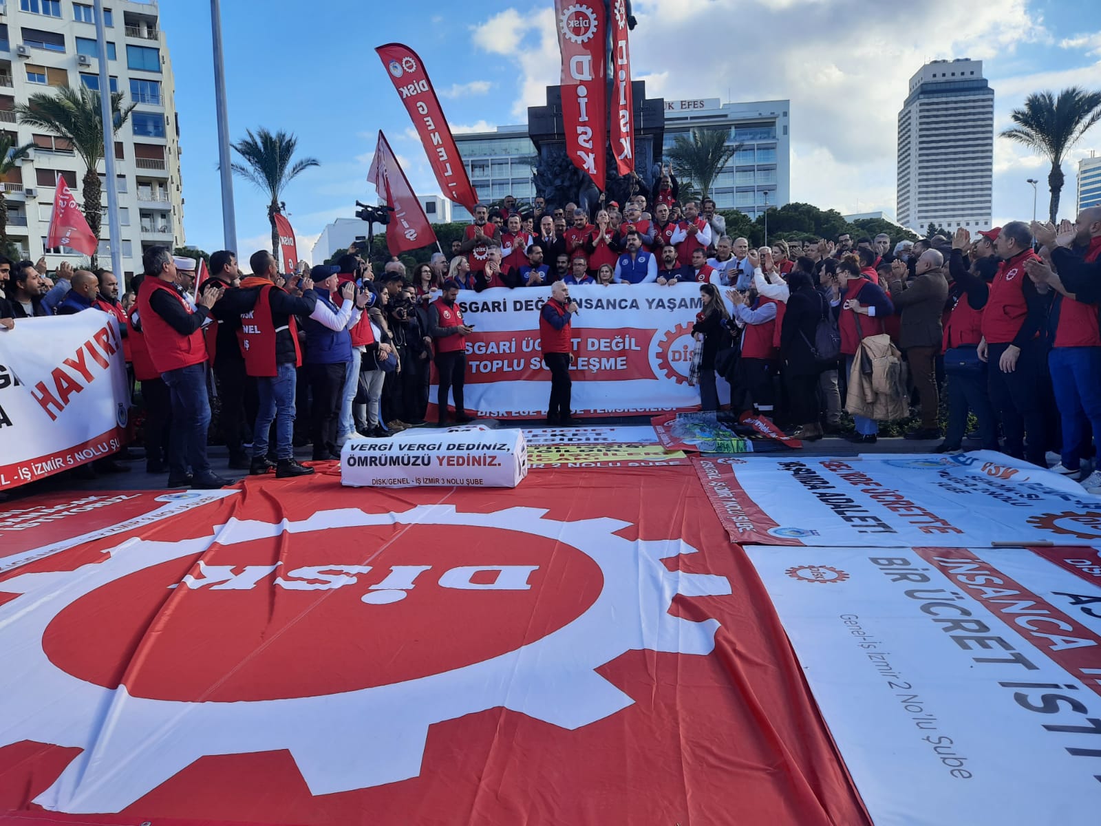 İzmir’de işçiler asgari ücret için sokağa indi