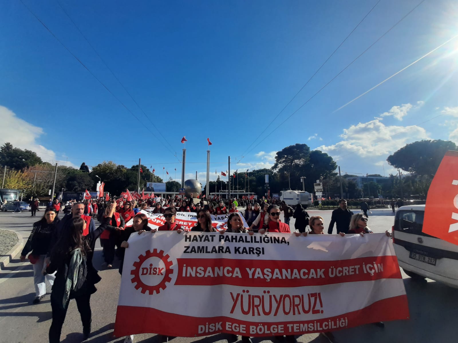 İzmir’de işçiler asgari ücret için sokağa indi