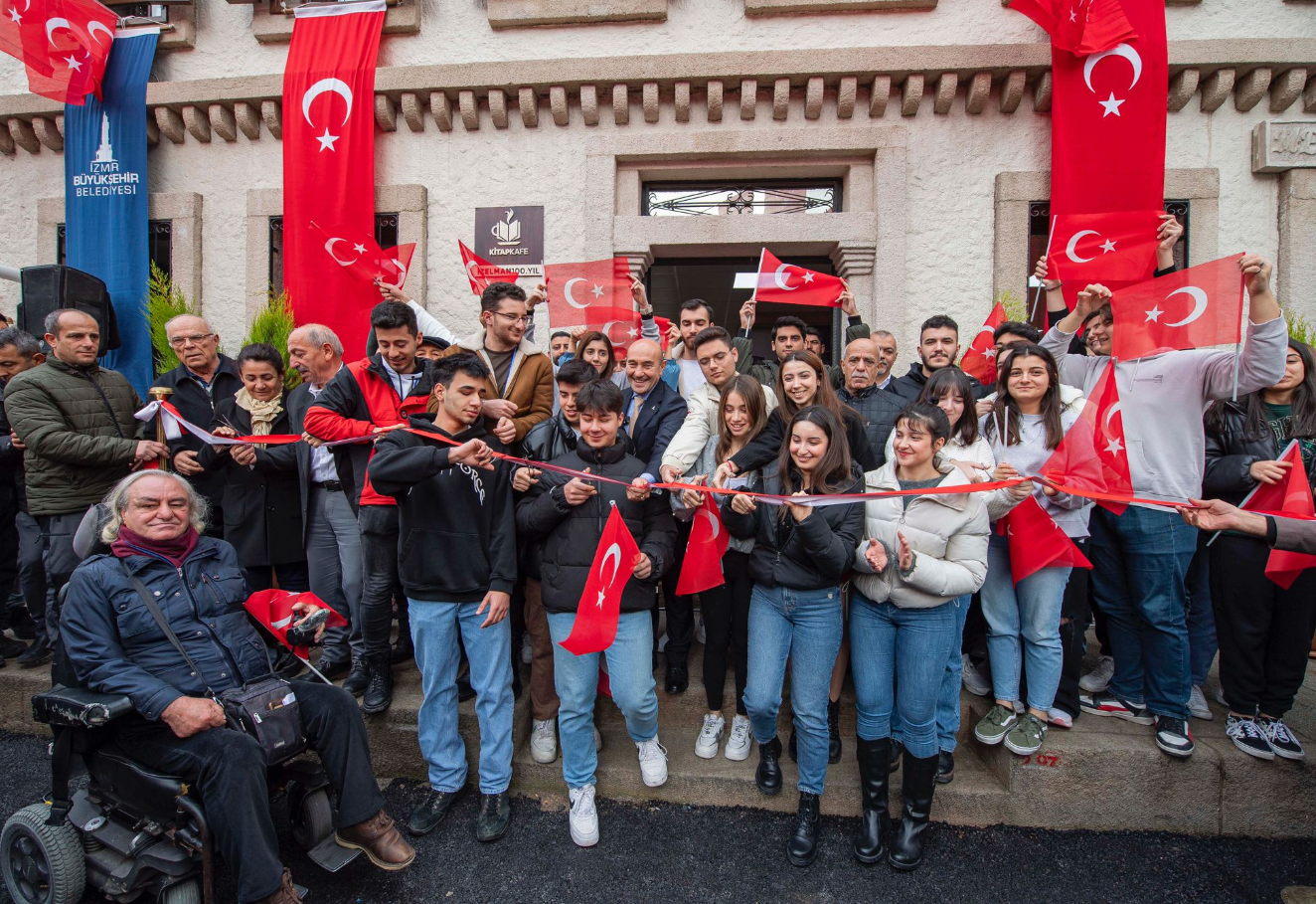 İzmir’in 24 saat yaşayan 100. Yıl Kitap Kafe ve Kütüphanesi açıldı