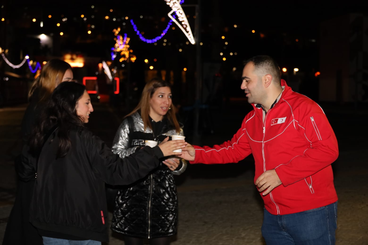 çorba Kızılay Konak Şubesi, haftanın üç günü çorba dağıtımı gerçekleştiriyor. Şube Başkanı Melih Bingöl, “Bu çorba dağıtımı her gün yapmak istiyoruz” dedi.