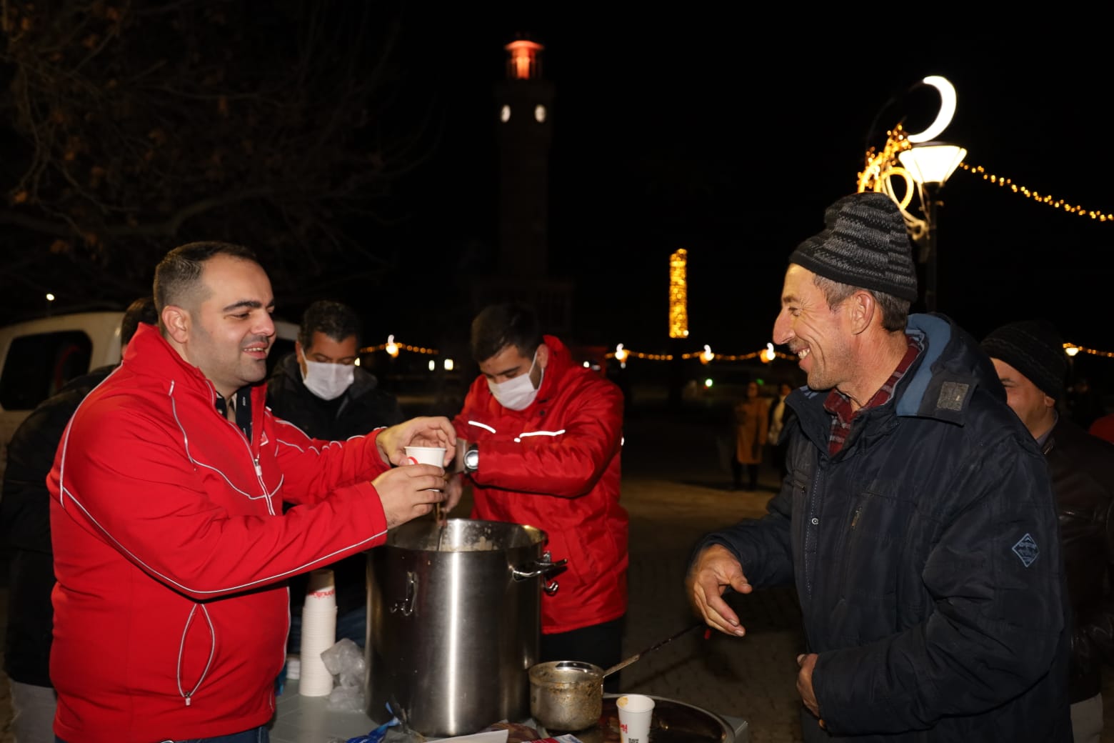 çorba Kızılay Konak Şubesi, haftanın üç günü çorba dağıtımı gerçekleştiriyor. Şube Başkanı Melih Bingöl, “Bu çorba dağıtımı her gün yapmak istiyoruz” dedi.