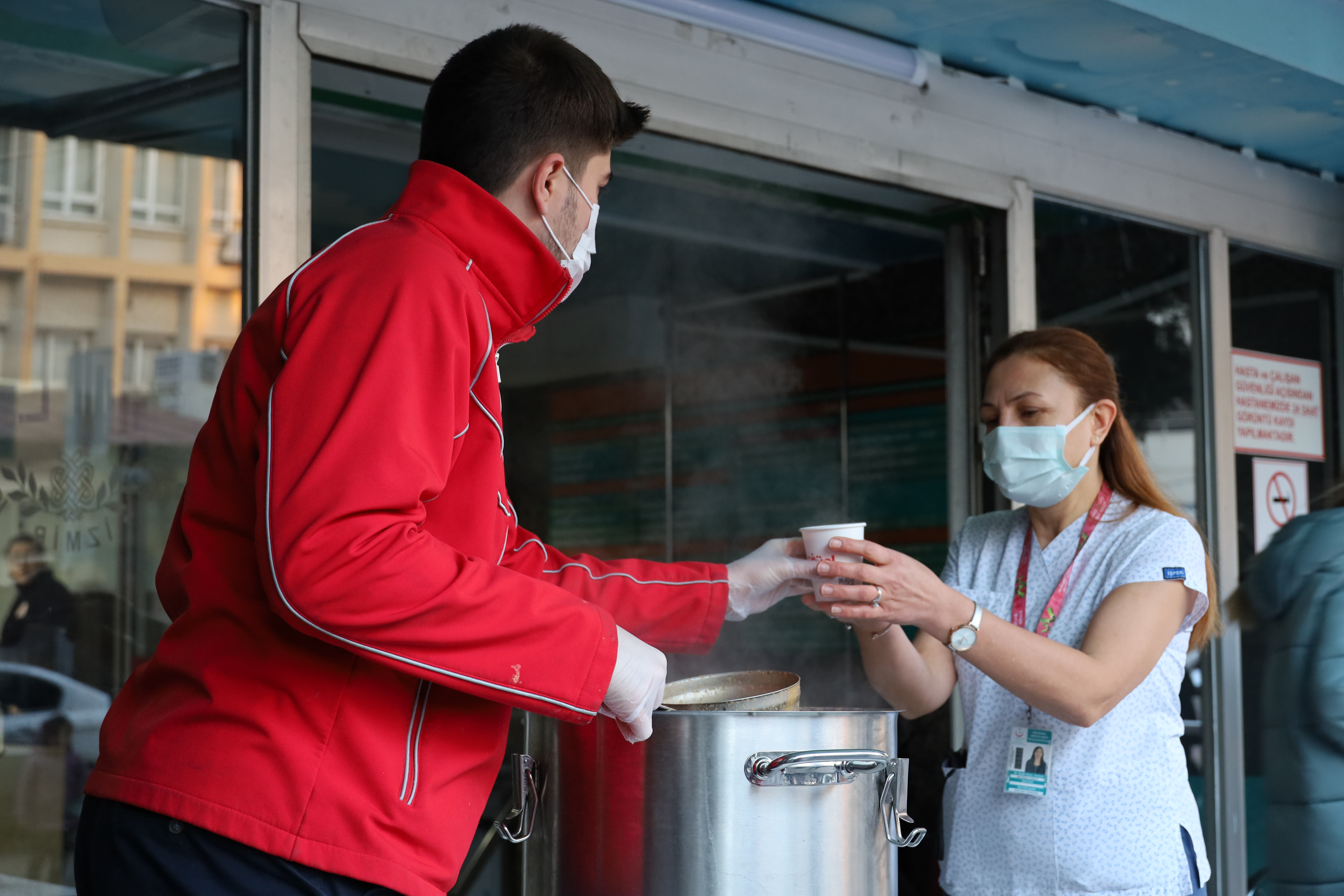 Kızılay'dan İzmir'lilere 'sıcak çorba' dağıtımı