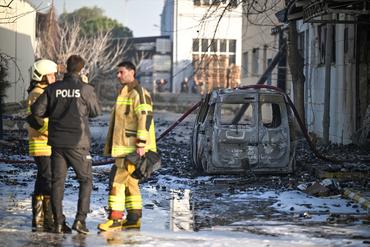 İzmir'de kozmetik ürünleri deposunda çıkan yangında 1 işçi öldü