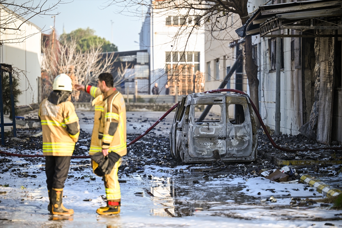 İzmir'de kozmetik ürünleri deposunda çıkan yangında 1 işçi öldü