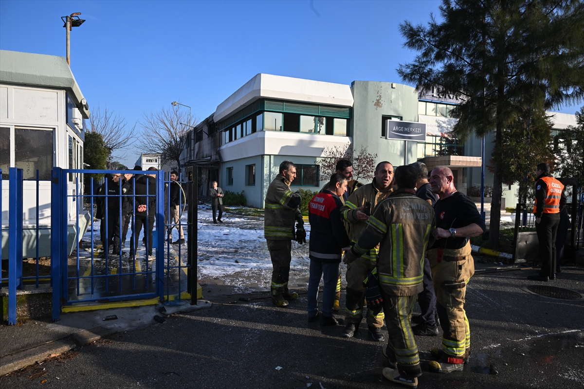 İzmir'de kozmetik ürünleri deposunda çıkan yangında 1 işçi öldü