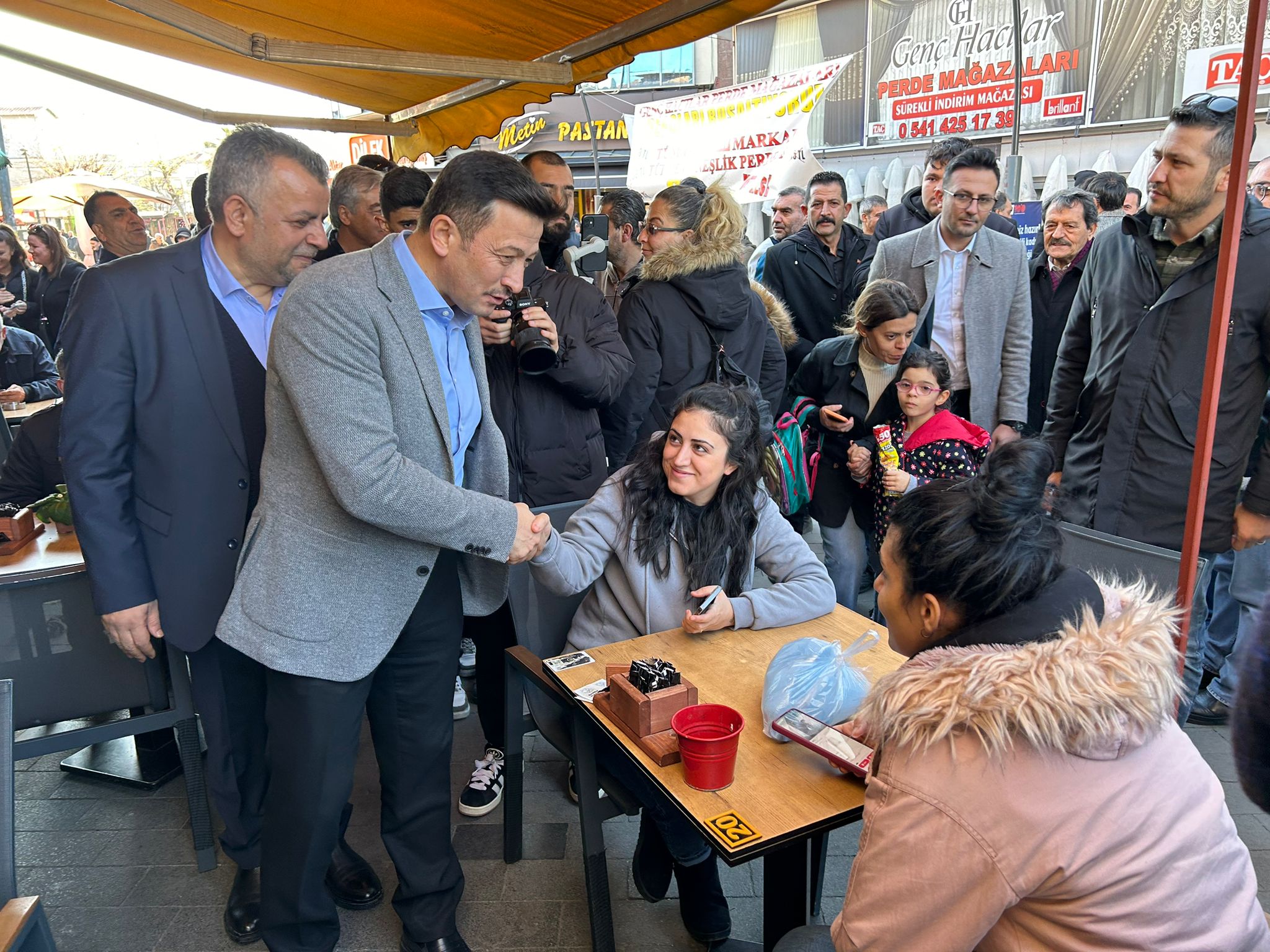 Büyükşehir Belediye Başkan Adayı Dağ,  Çiğli'de esnaf ve vatandaşlarla buluştu