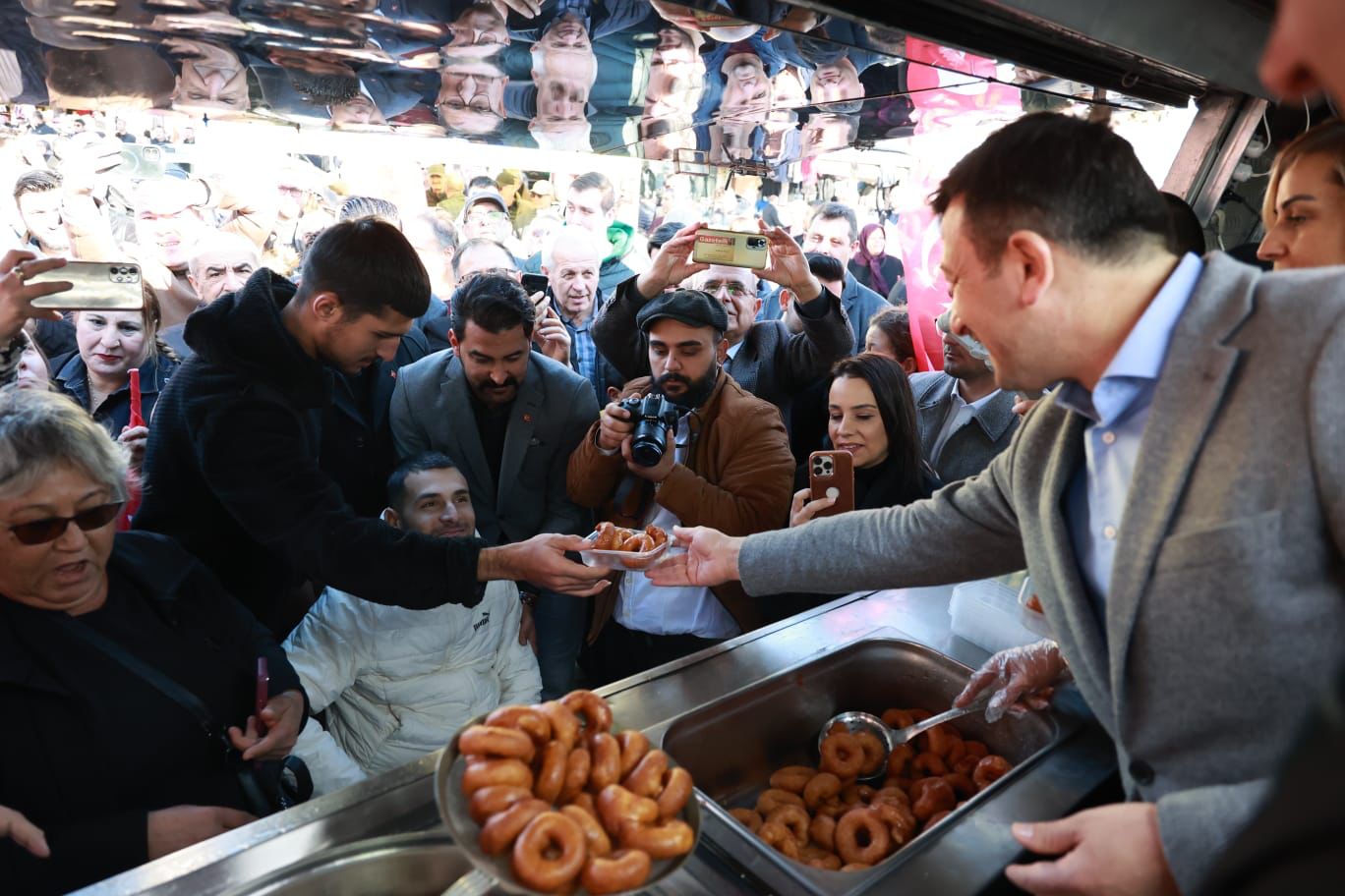 Büyükşehir Belediye Başkan Adayı Dağ,  Çiğli'de esnaf ve vatandaşlarla buluştu