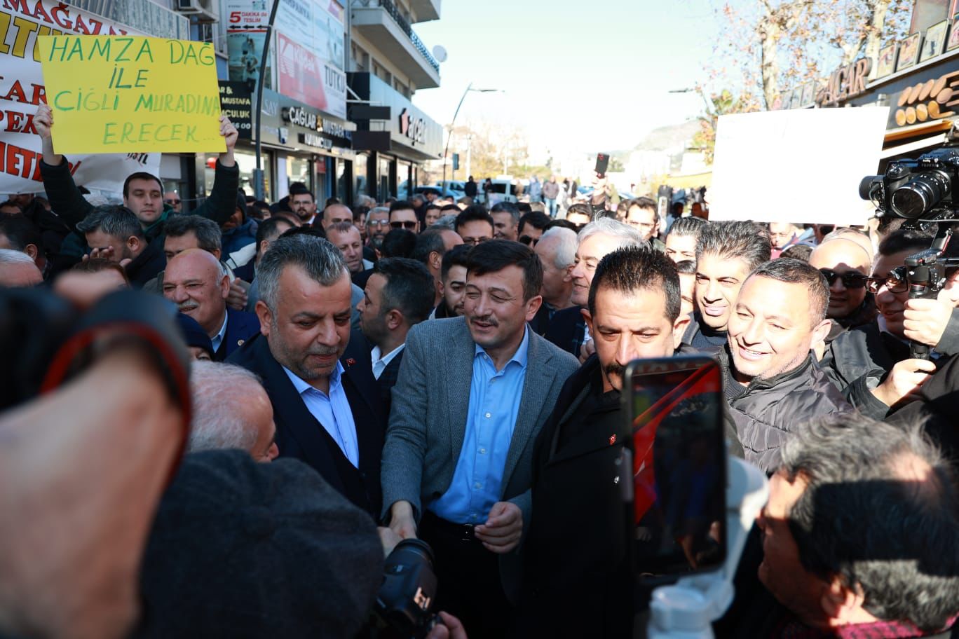 Büyükşehir Belediye Başkan Adayı Dağ,  Çiğli'de esnaf ve vatandaşlarla buluştu