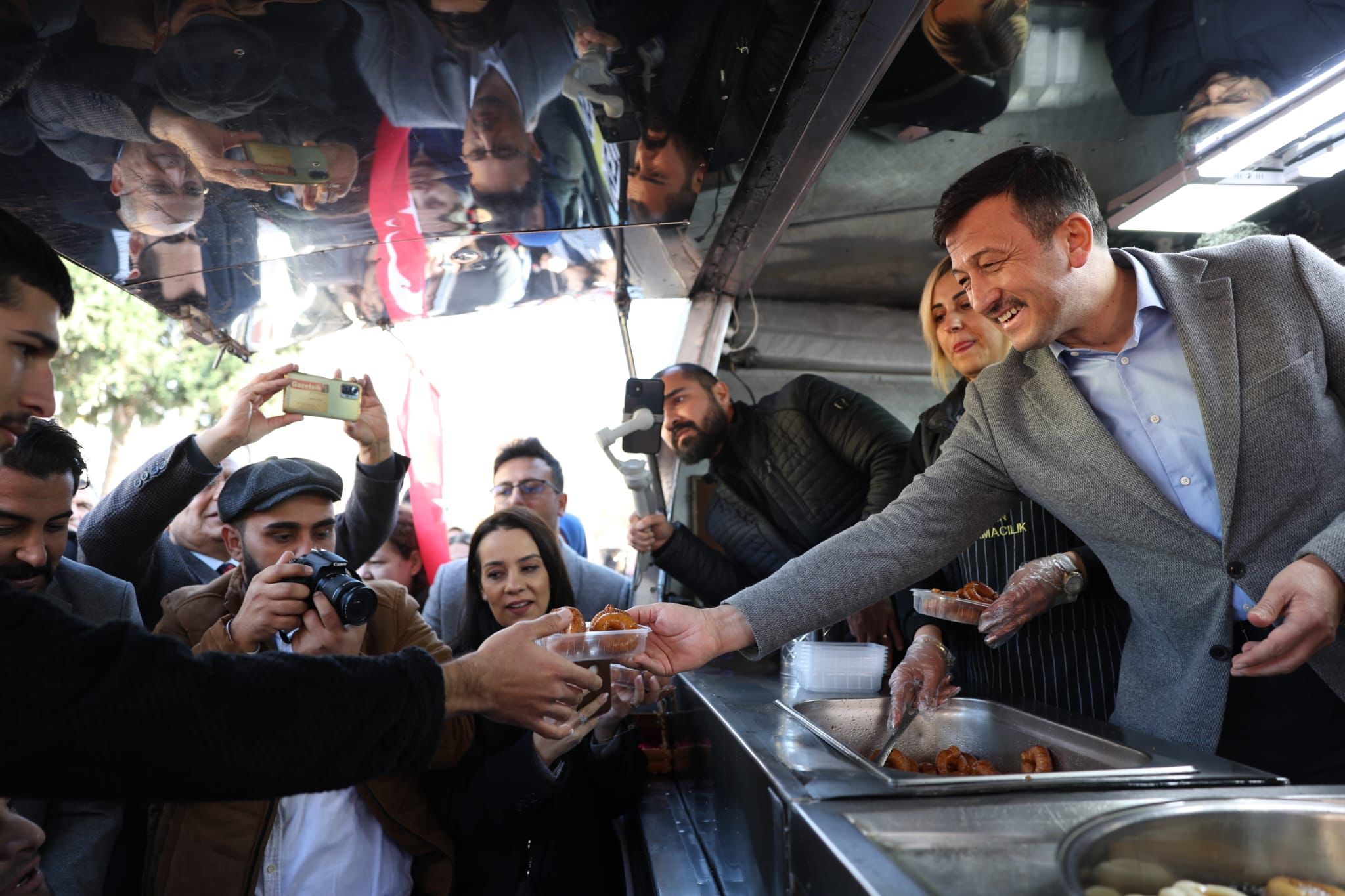 Büyükşehir Belediye Başkan Adayı Dağ,  Çiğli'de esnaf ve vatandaşlarla buluştu