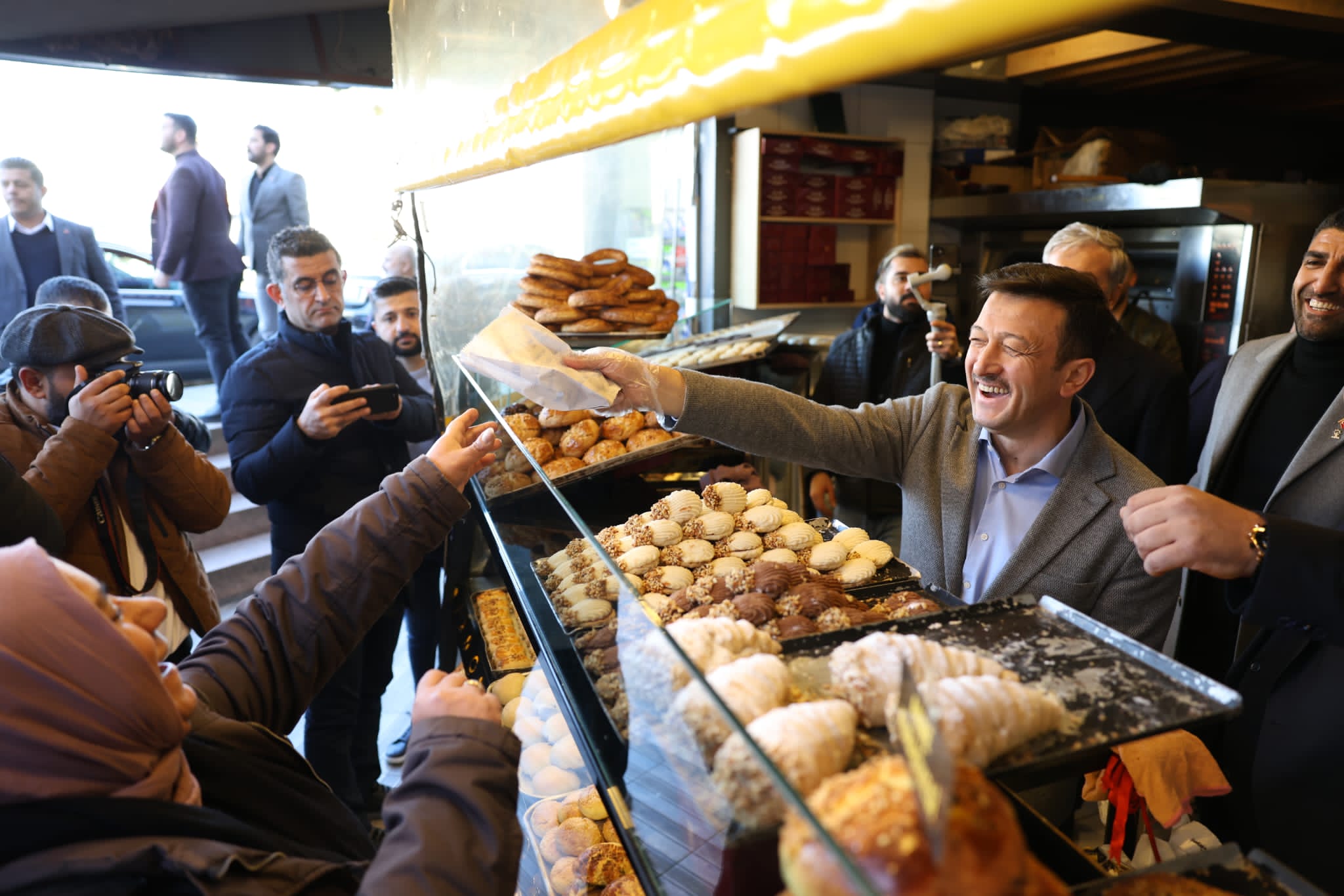Büyükşehir Belediye Başkan Adayı Dağ,  Çiğli'de esnaf ve vatandaşlarla buluştu