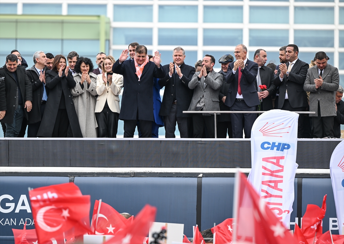 CHP'nin İzmir büyükşehir belediye başkanı adayı Tugay, partililer tarafından karşılandı
