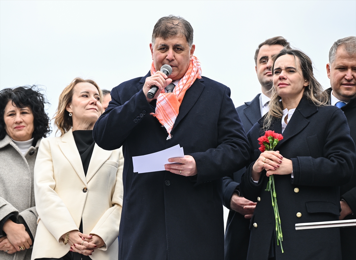 CHP'nin İzmir büyükşehir belediye başkanı adayı Tugay, partililer tarafından karşılandı
